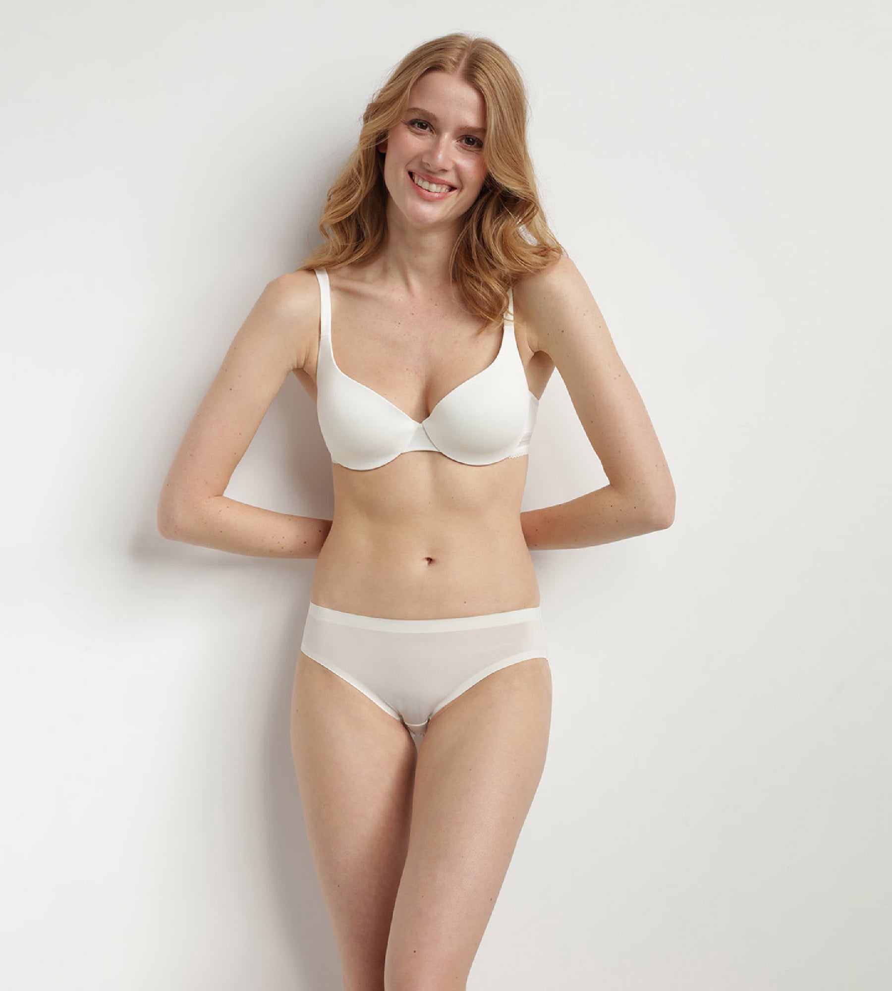 DIM Dim InvisiFit pearl padded balconette bra