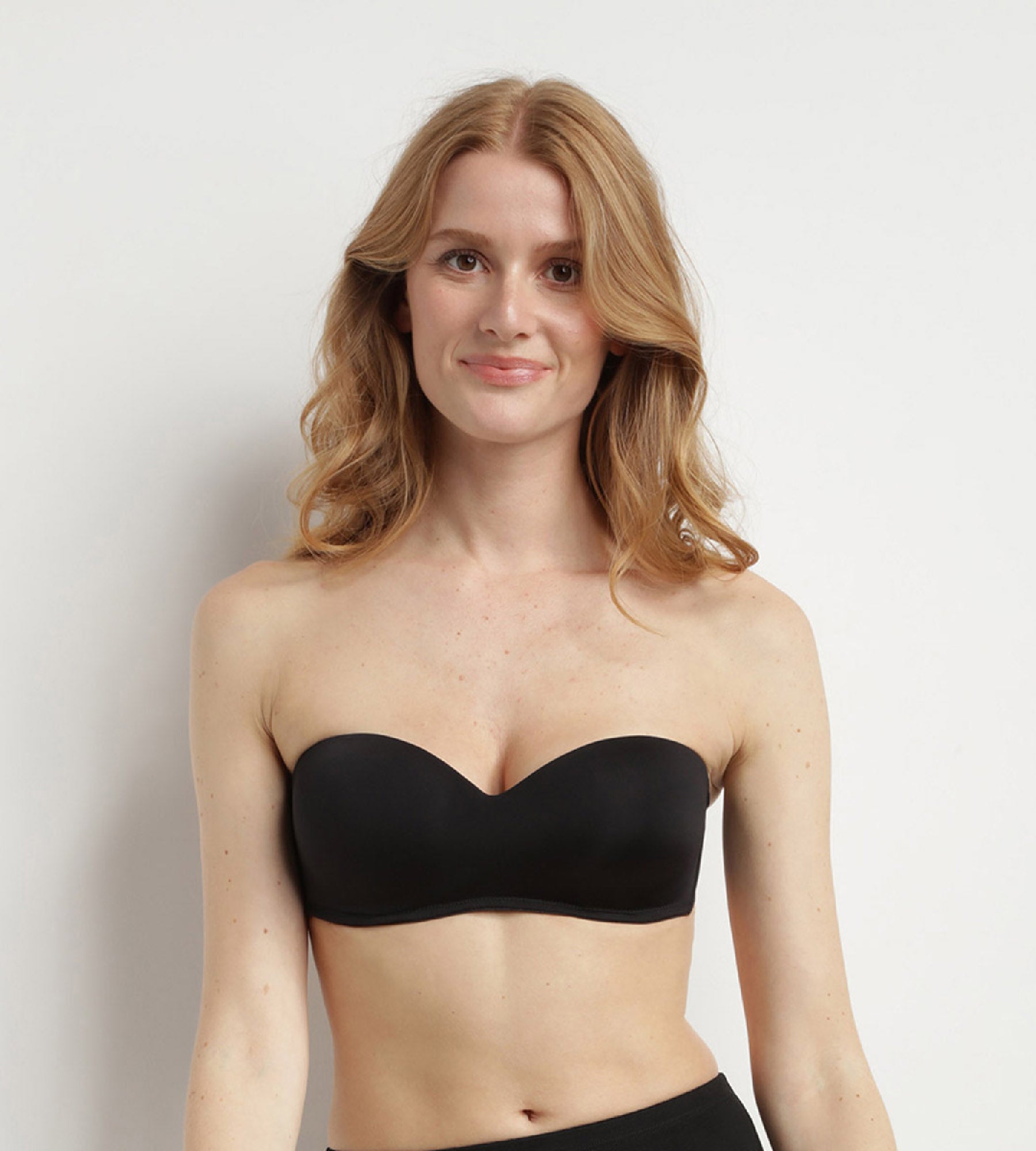 DIM Strapless Non-Wired Black InvisiFree Bra