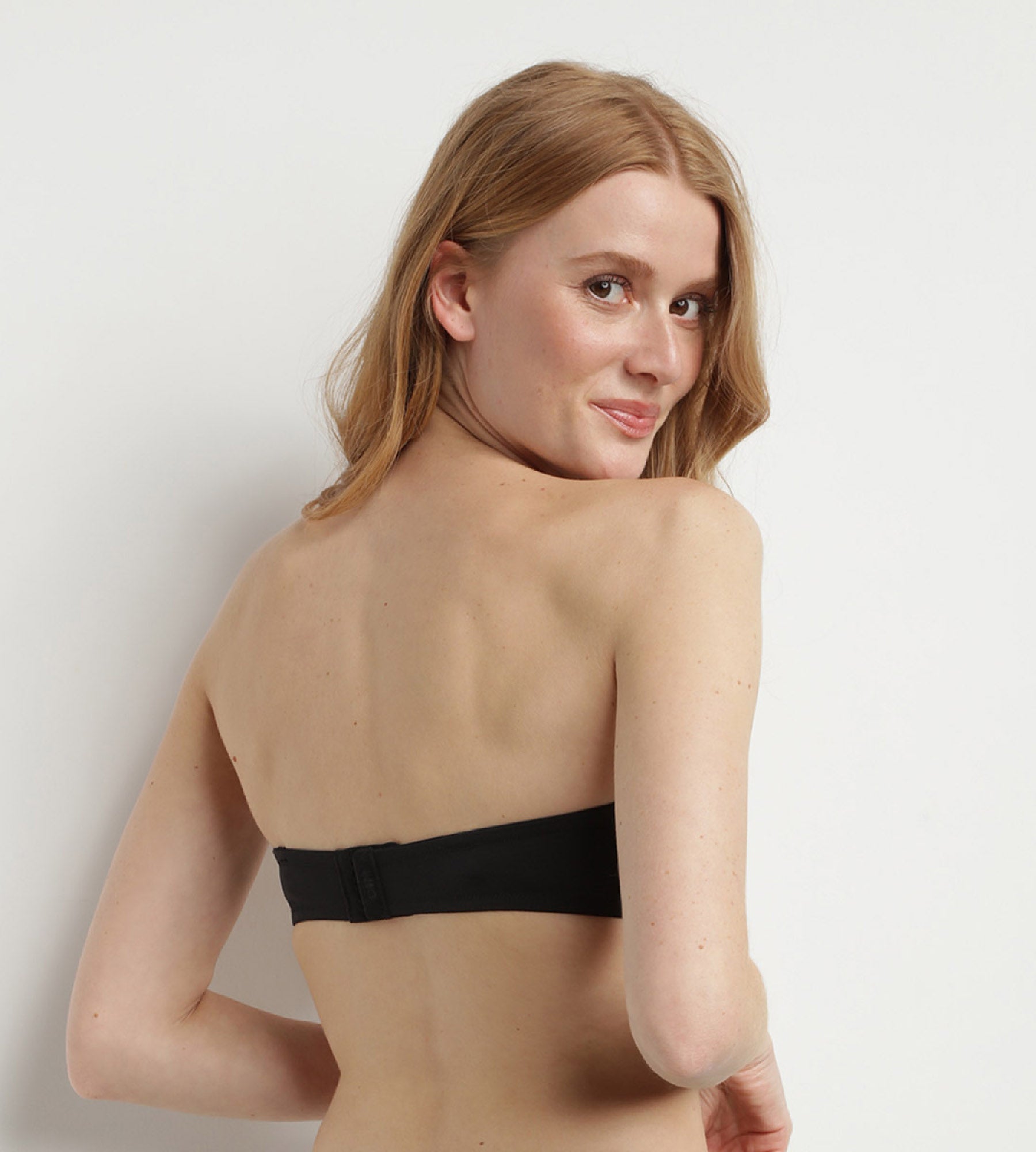 DIM Strapless Non-Wired Black InvisiFree Bra