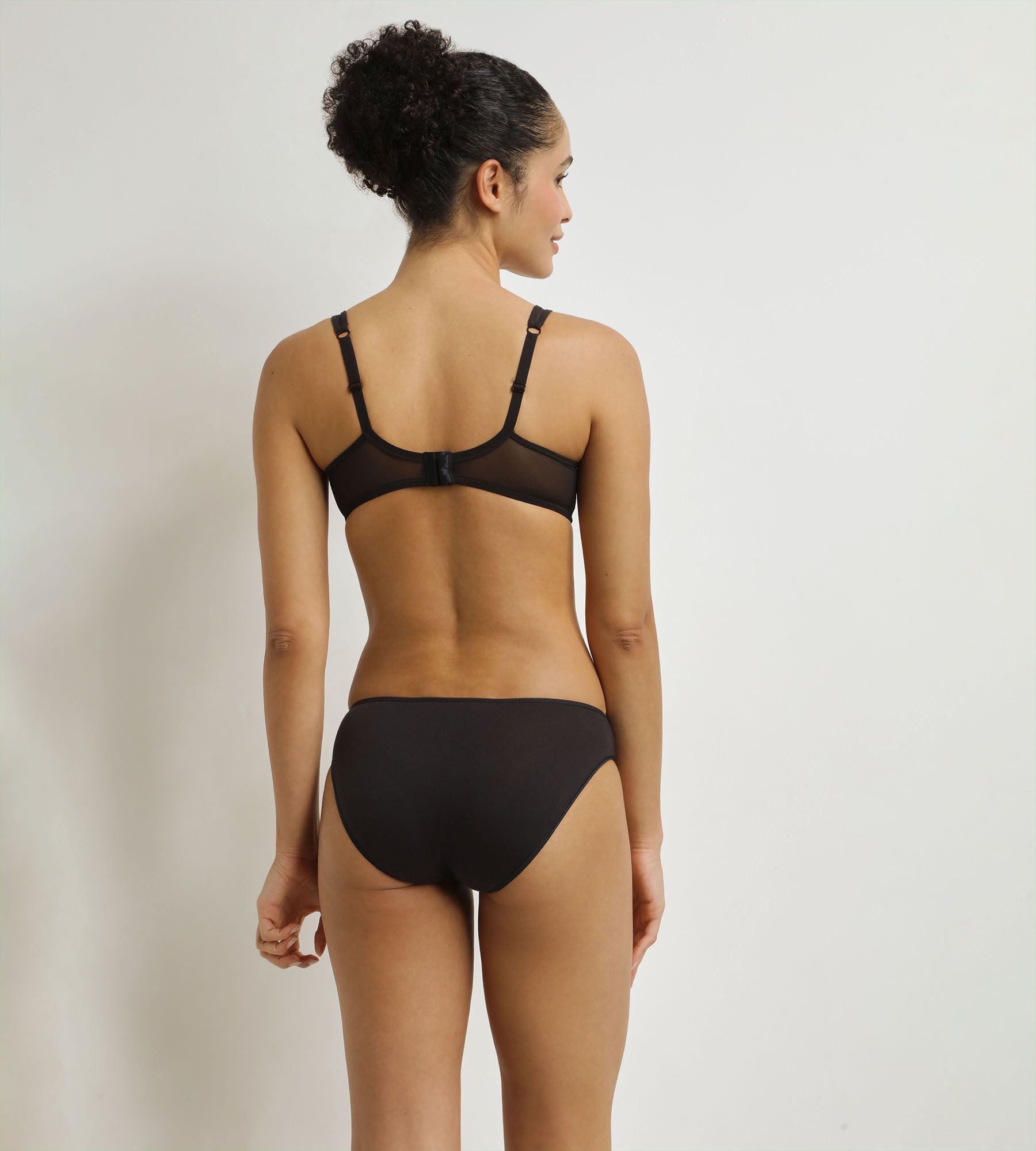 DIM Generous Broderie black underwired bra