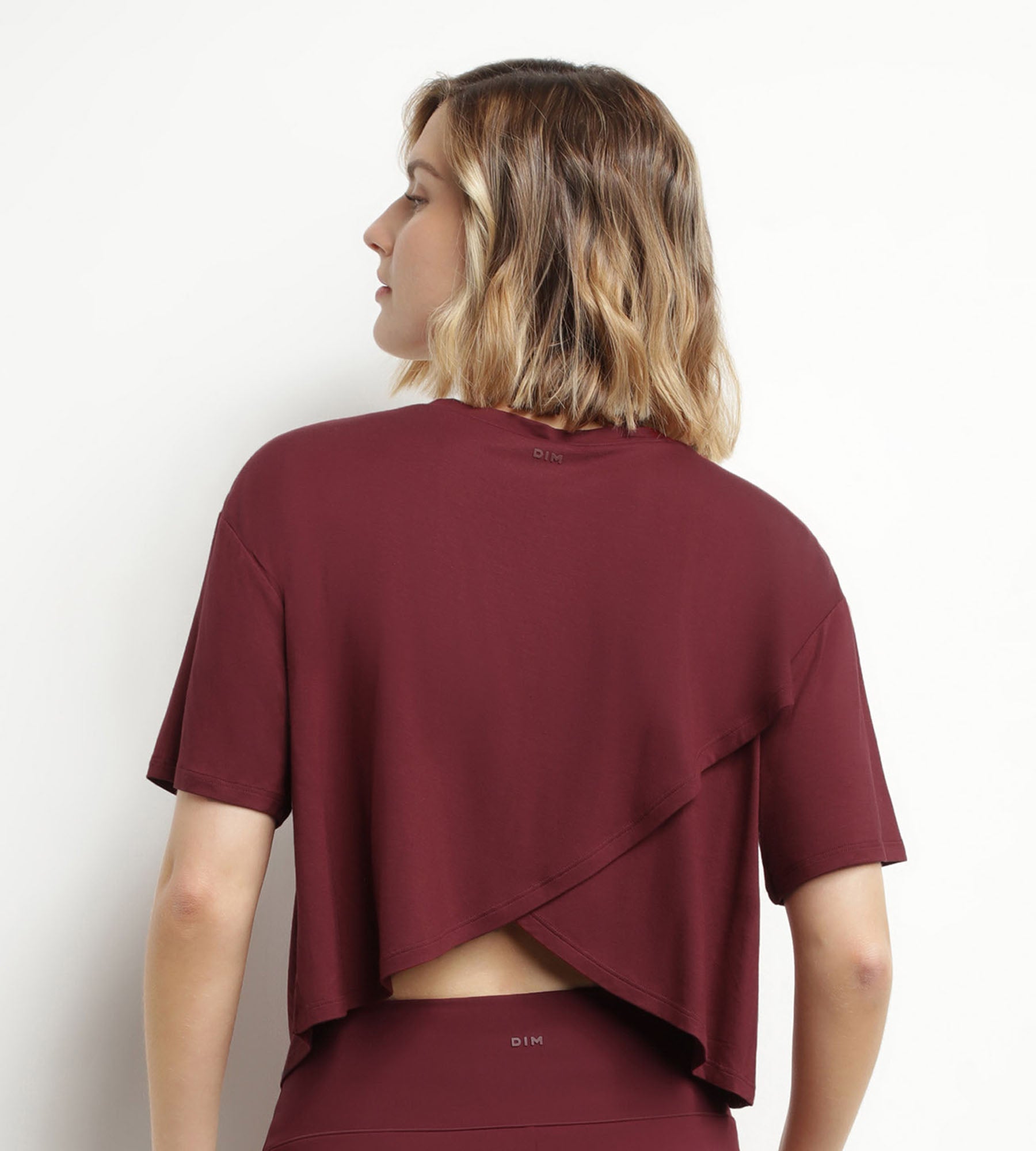DIM Women's sports T-shirt in burgundy viscose with open back Dim Move