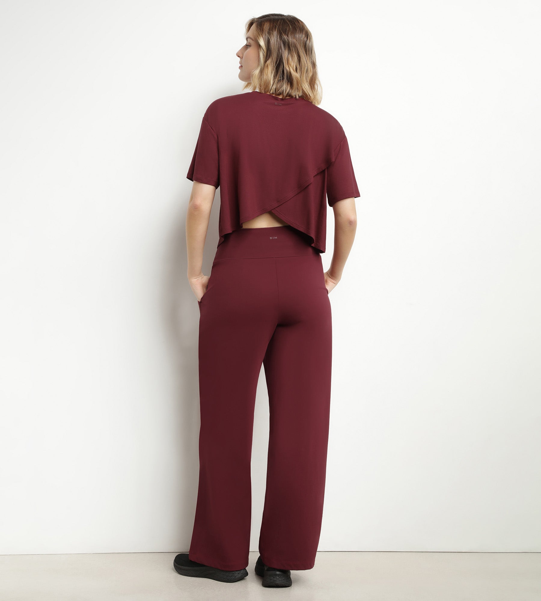 DIM Women's sports T-shirt in burgundy viscose with open back Dim Move