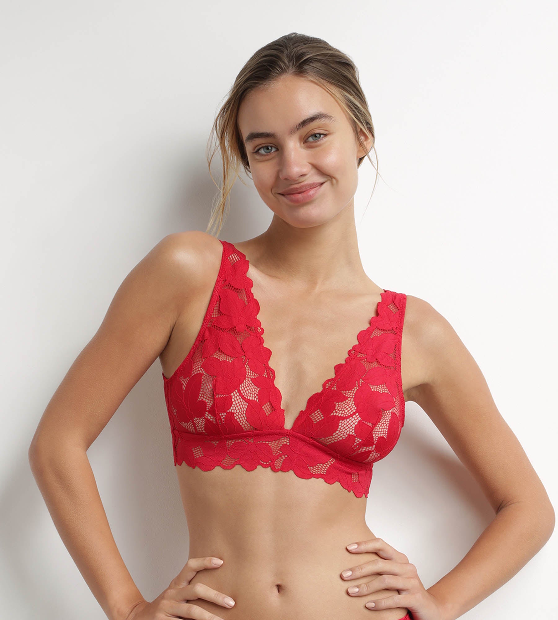 DIM Red Dim Lacy lace bralette with large flowers