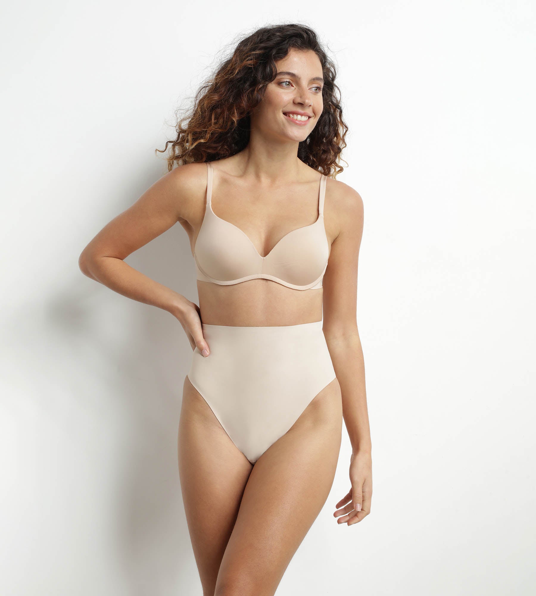 DIM Seamless High-Waist Sculpting Effect String for Women in Nude – Dim Silhouette Invisible
