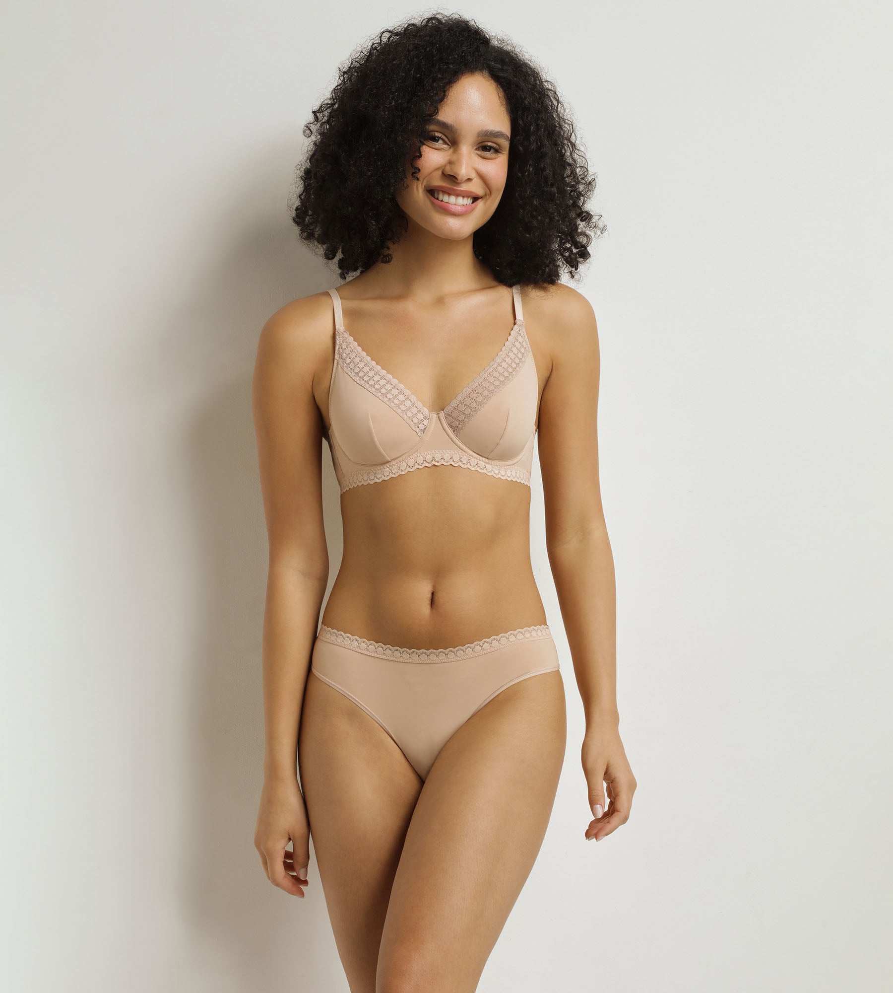 DIM Women's thong with lace Nude Daily Micro