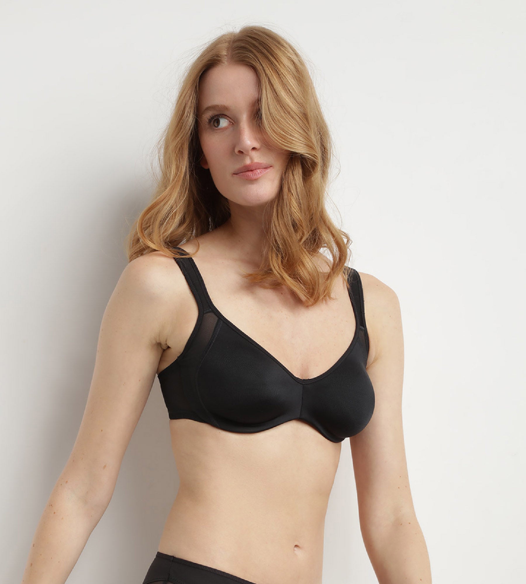 DIM Generous Dim underwire Minimizer Bra black
