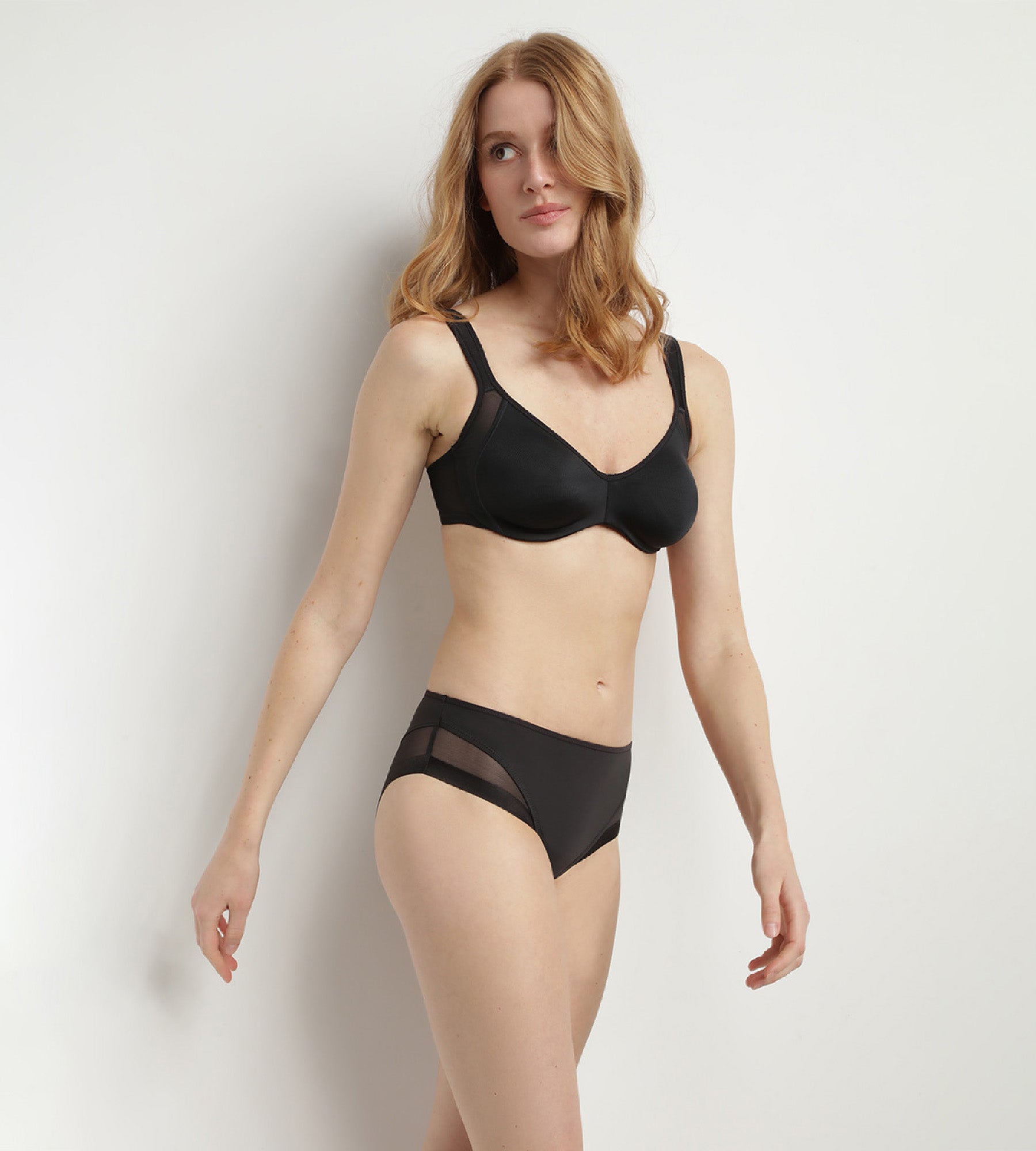 DIM Generous Dim underwire Minimizer Bra black